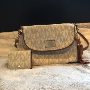 MICHAEL KORS SIGNATURE CROSSBODY BAG AND WALLET